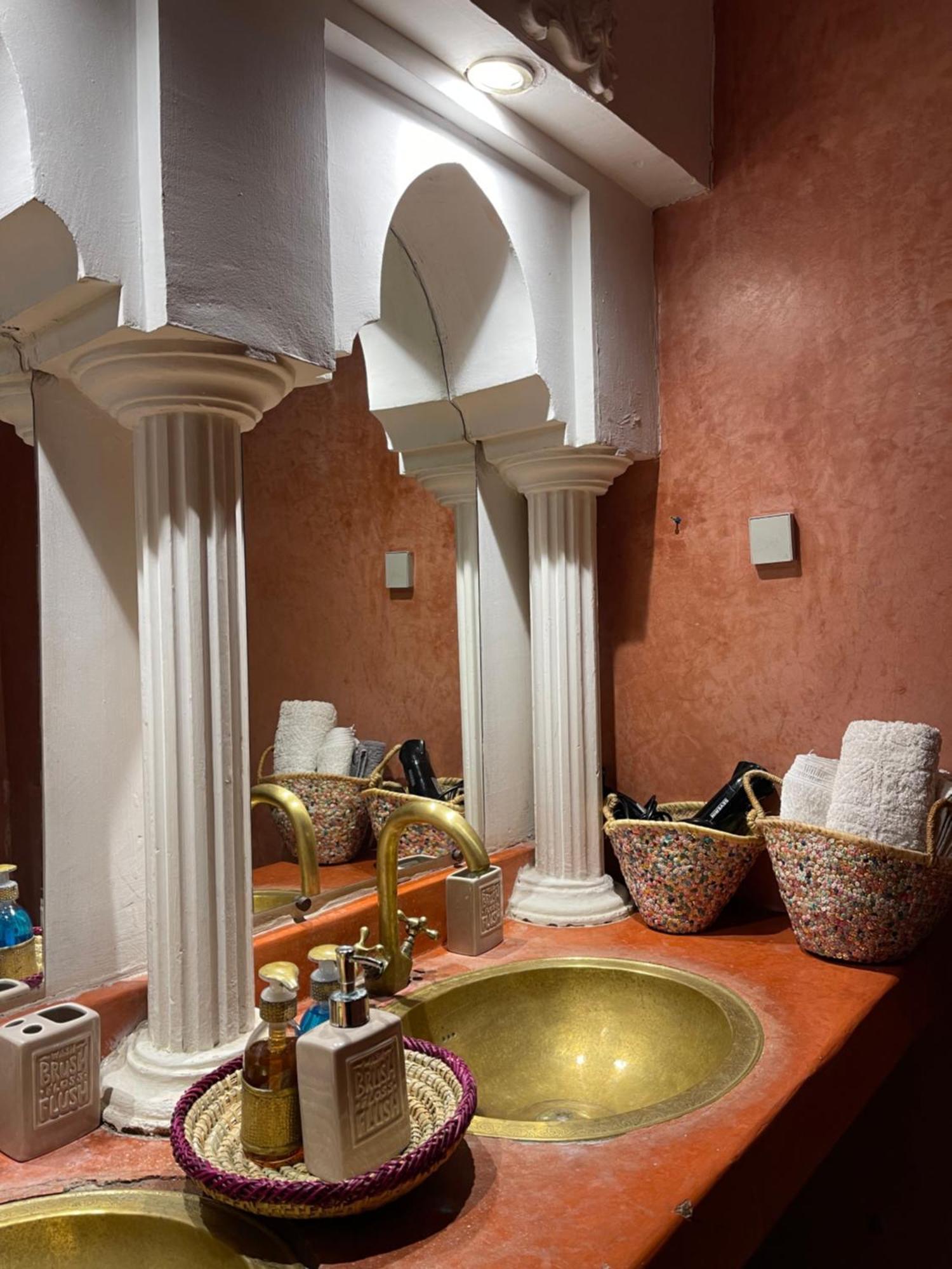 Riad La Caleche & Spa Hotel Marrakesh Exterior photo