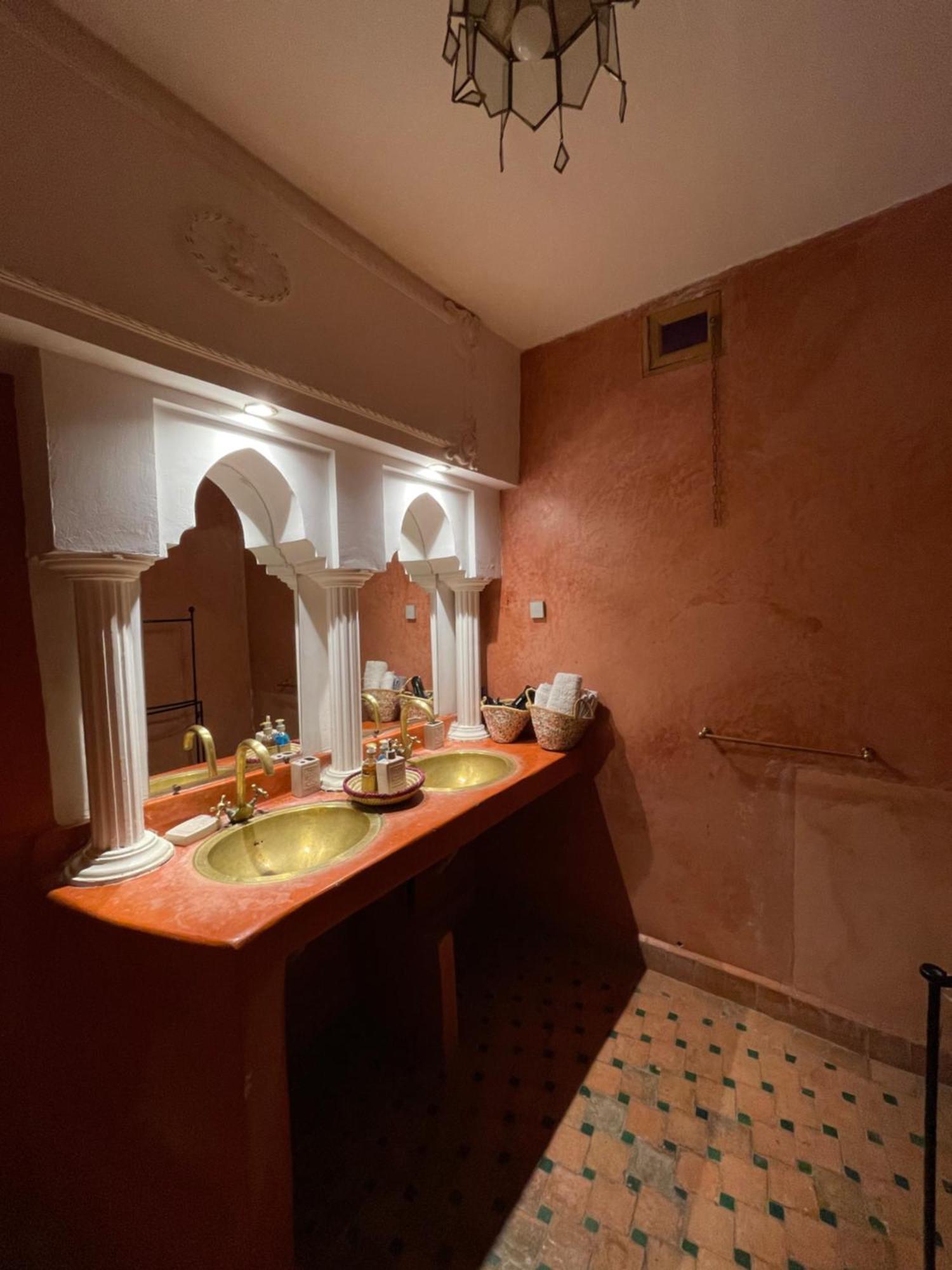 Riad La Caleche & Spa Hotel Marrakesh Exterior photo